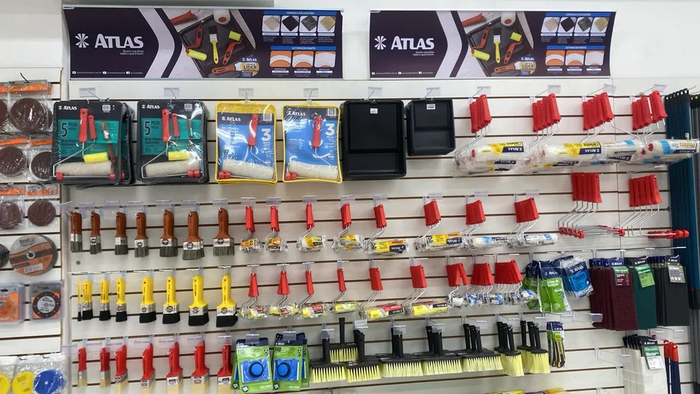 Painel Atlas com pincéis, rolos, bandejas e acessórios para pintura