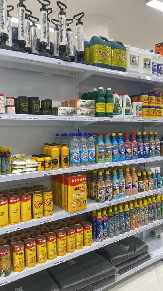 Prateleiras com solventes, removedores e produtos para manutenção na Jhow Mais